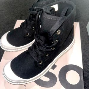 Size 7.5 med brand new in box 📦!